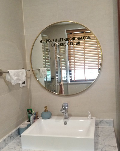 Gương treo phòng tắm tròn của chúng tôi với thiết kế bắt mắt và chất lượng đẳng cấp sẽ trang trí cho phòng tắm của bạn thêm phần sang trọng và đẳng cấp. Với khung gương bền vững và chống trầy xước, bạn sẽ luôn có một bức ảnh hoàn hảo trong suốt quá trình sử dụng. Hãy khám phá hình ảnh liên quan đến gương treo phòng tắm tròn và cùng thêm sức sống vào không gian phòng tắm của bạn!